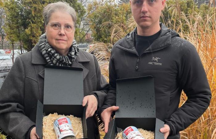 Latas de jarabe de arce llenas de astillas de madera enviadas a los parlamentarios del CAQ