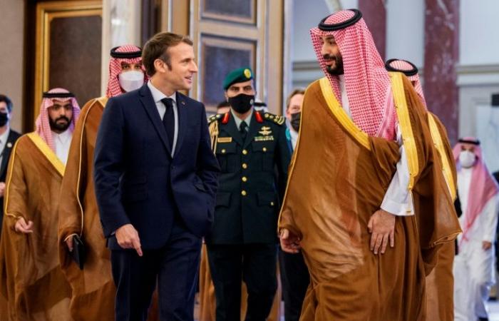 Macron inicia visita de Estado a Arabia en medio de crisis política en Francia