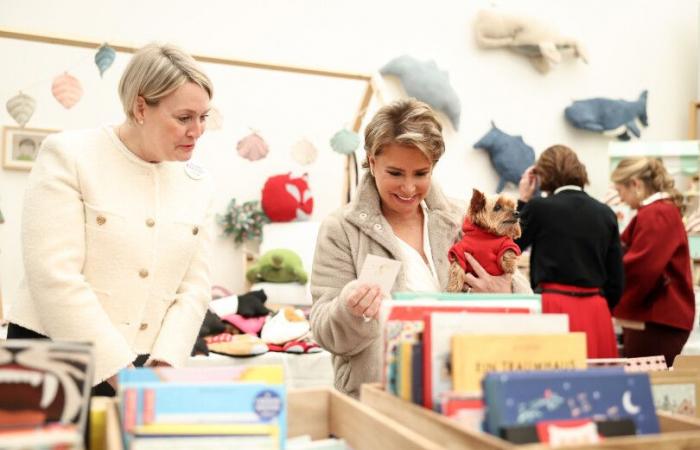 María Teresa y Stéphanie de Luxemburgo resplandecientes en el bazar navideño