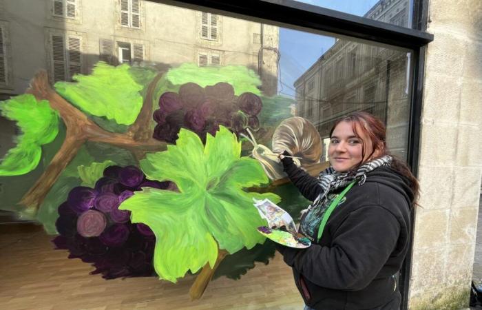 Cognac: ventanas vacías cubiertas por las obras de un pintor