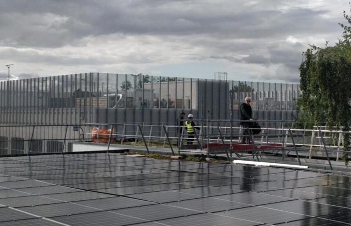 Esta escuela de negocios instala paneles solares en su techo.