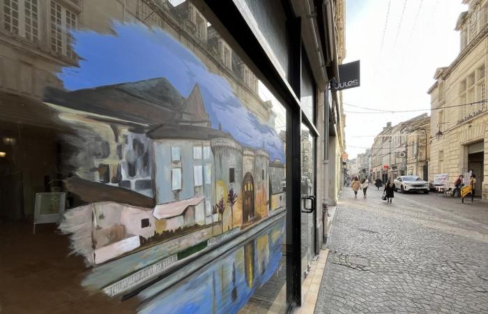 Cognac: ventanas vacías cubiertas por las obras de un pintor