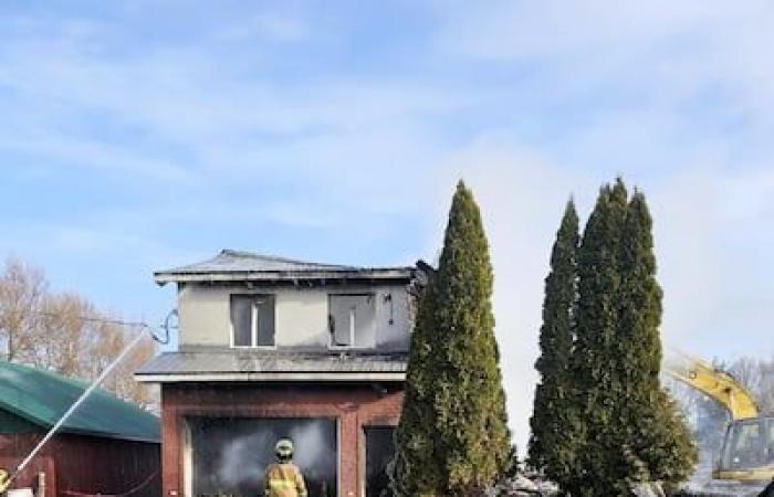 “Todos podríamos haber estado allí”: su casa arrasada por las llamas pocas horas después del nacimiento de su tercer hijo