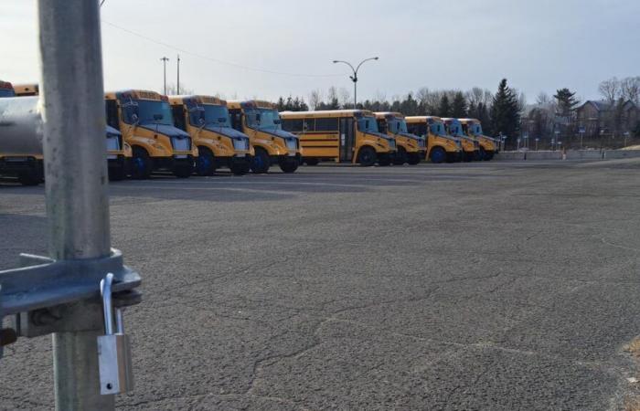 400 despidos temporales: un candado frente a la fábrica al día siguiente del anuncio en Lion Électrique