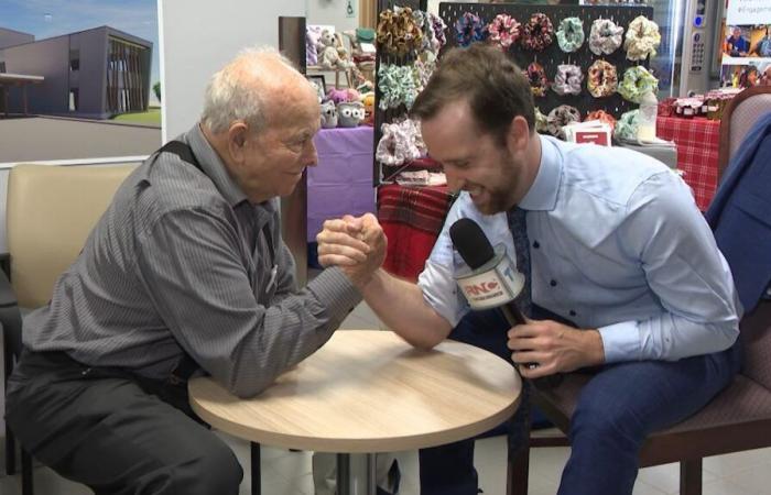 A sus 100 años celebra su cumpleaños con una energía contagiosa