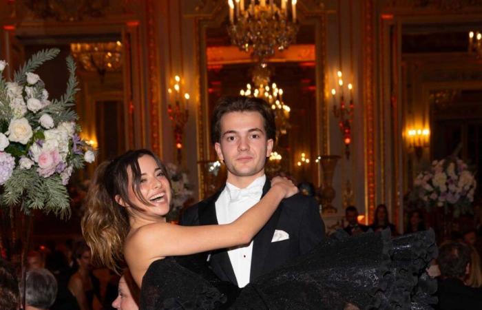 La condesa Alienor Loppin de Montmort vestida por el conde Rodolphe de Hemricourt de Grunne en el baile de debutantes