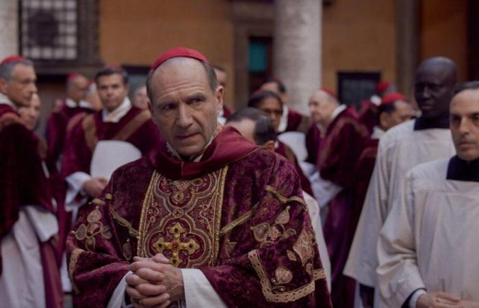 Ralph Fiennes en un sofisticado thriller dentro del Vaticano