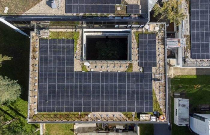 Esta escuela de negocios instala paneles solares en su techo.