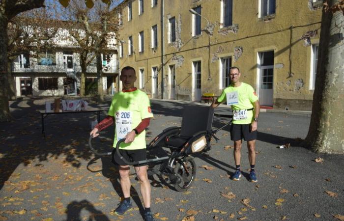 Estos dos gendarmes de Lot abren los 10 km de handicap de Cahors gracias a una joëlette