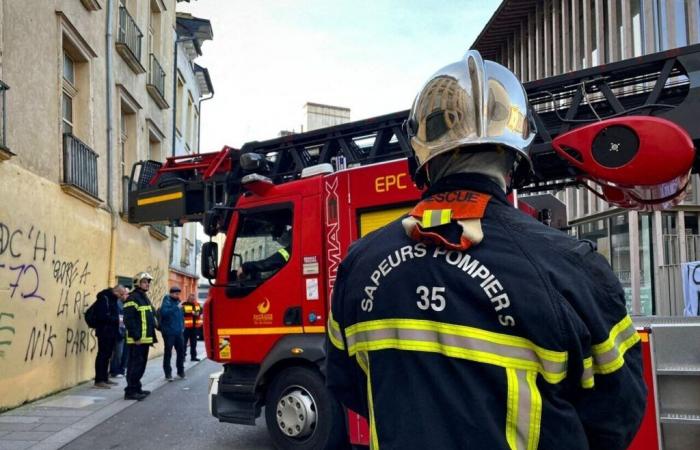 un apartamento destruido por las llamas y una escuela cercana confinada