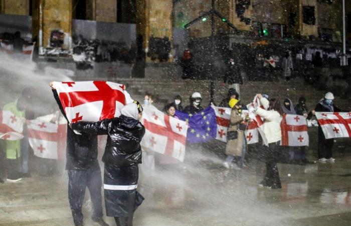 Cañones de agua y gases lacrimógenos en la sexta noche de manifestaciones pro UE