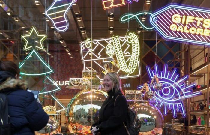 Un septuagenario decora una calle entera con colores navideños para su esposa que sufre Alzheimer