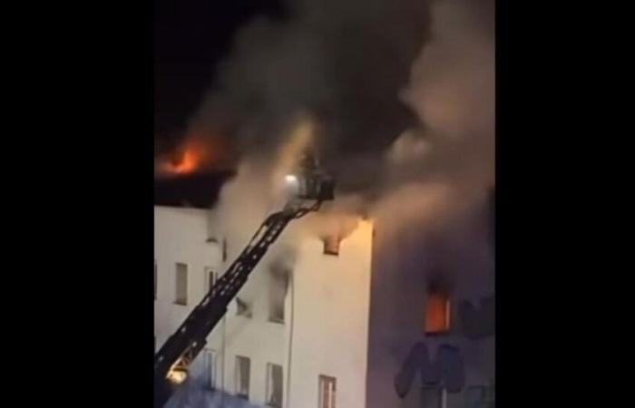 Un muerto y dos heridos graves en el incendio de una casa ocupada conocida por su deterioro, culpada por la derecha por el alcalde