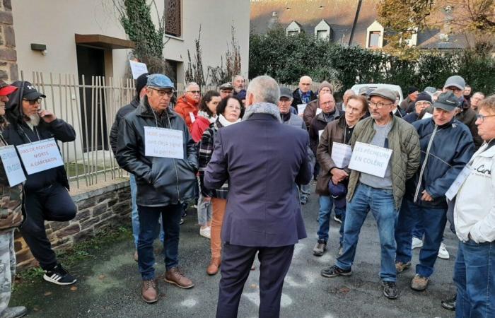 se manifiestan contra posible desaparición de un estanque