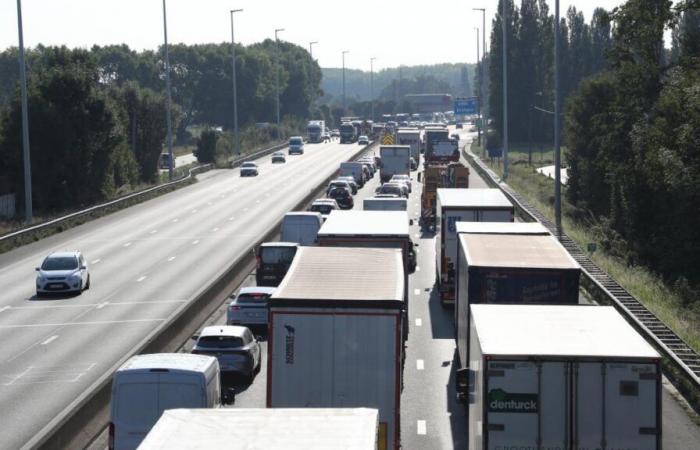 Coche incendiado, accidentes, atascos… importantes perturbaciones en las carreteras esta mañana