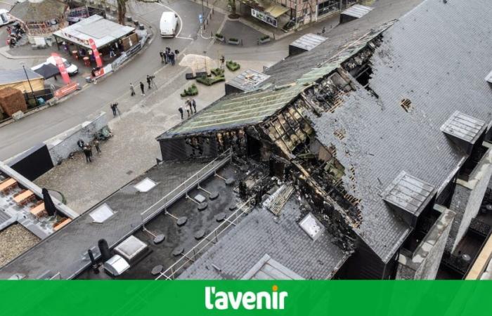 Estas imágenes de drones que muestran los daños causados ​​por el incendio en el Hôtel du Sanglier des Ardennes en Durbuy