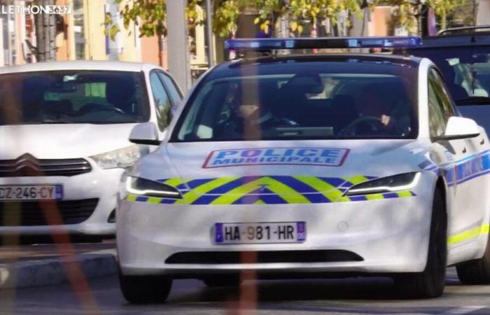 Agentes de la policía municipal de Mandelieu conducen Teslas