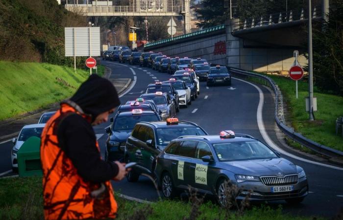 Francia se prepara para la caída de su gobierno