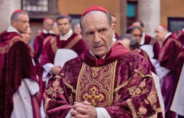 Ralph Fiennes, un cardenal atormentado en el Vaticano en cónclave