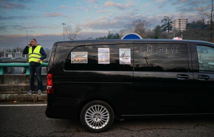 Los taxis se manifiestan en París y en los alrededores de Lyon para protestar contra la reducción de los precios del transporte de pacientes