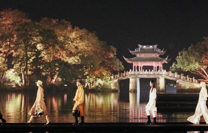 En Hangzhou, el desfile de Métiers d’art de Chanel sobre el agua