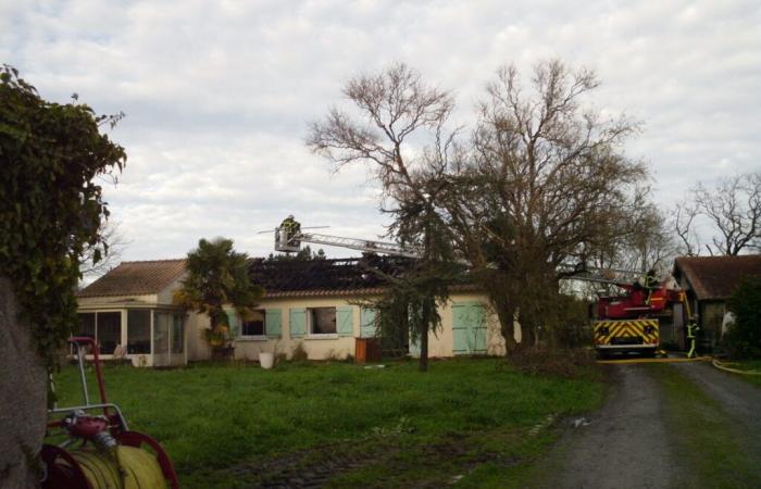 Tres vehículos arden y el fuego se extiende a una casa.