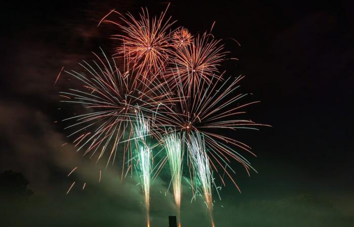 Fuegos artificiales vistos en París este martes 3 de diciembre de 2024 al final de la tarde