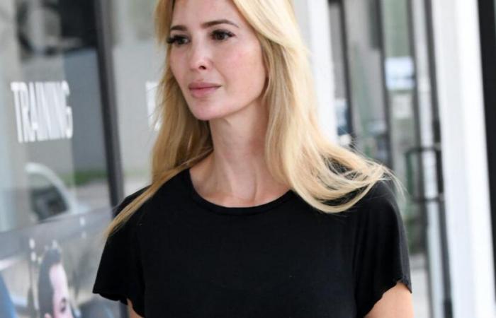 Ivanka Trump luce su escultural figura en traje de baño de una pieza, sobre una tabla de surf