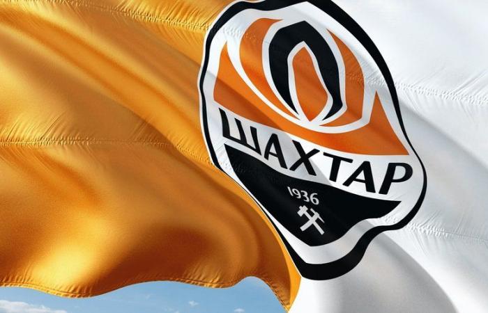 VIDEO. Guerra en Ucrania: emoción en el saque inicial para el portero del Shakhtar durante el homenaje a su padre, fallecido en el frente