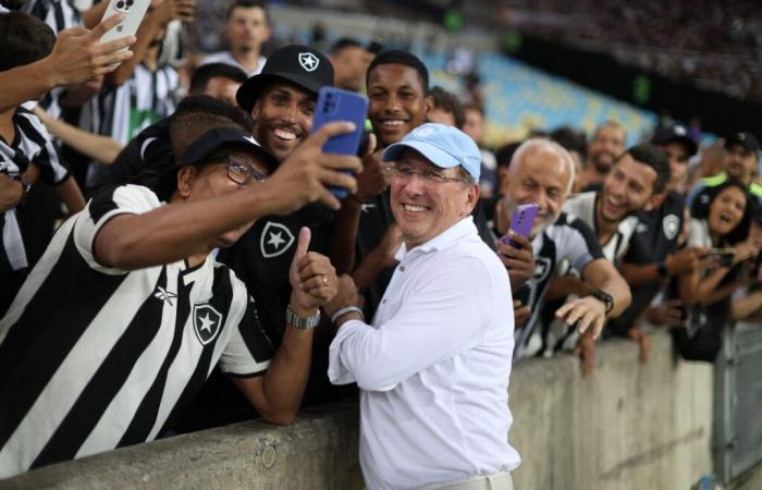 En Botafogo, John Textor elogiado por la afición