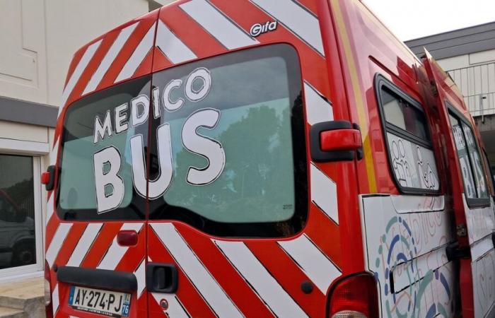 Inauguración del Medicobus que recorre Vaucluse para atender a personas muy necesitadas