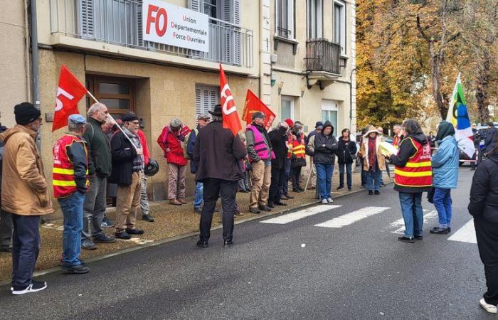 “Estamos abandonados”: Jubilados ante la prefectura por la revalorización de las pensiones