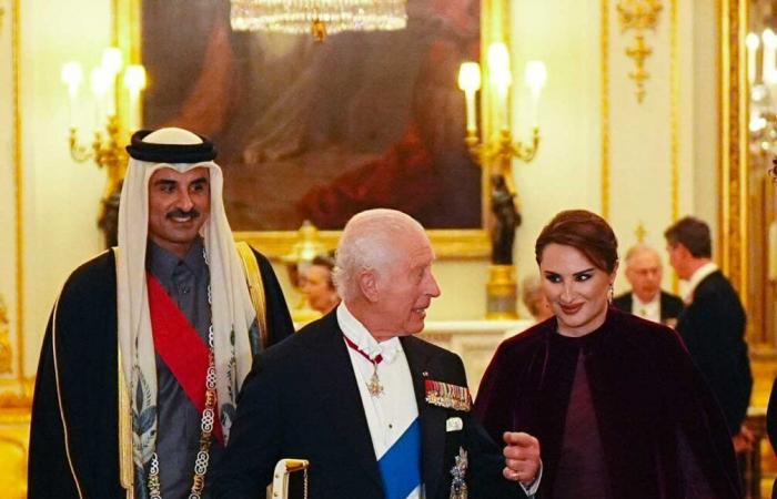 El rey Carlos III porta la Espada del Fundador de Qatar y el Emir Tamim porta la Orden del Baño en el Banquete Estatal en Buckingham