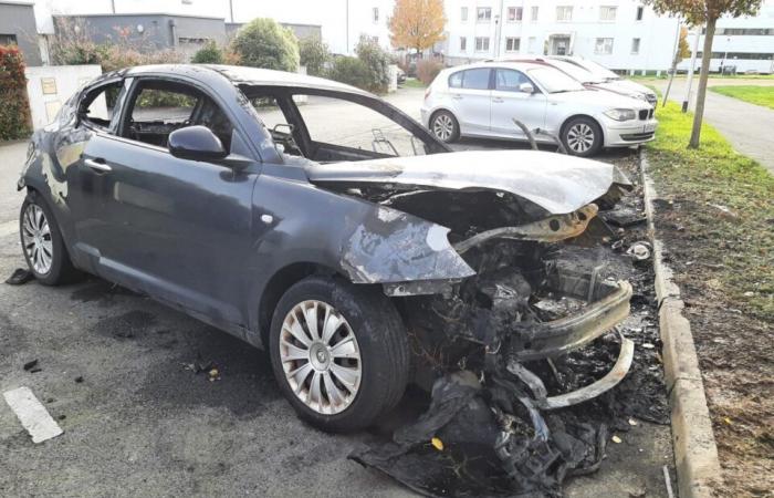 un carro arde, un segundo coche está destinado al desguace