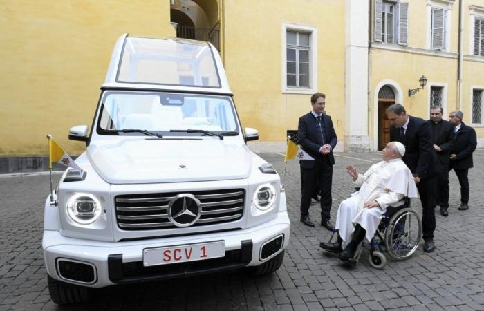 El Papa Francisco se vuelve eléctrico con su nuevo “papamóvil” Mercedes blanco perla