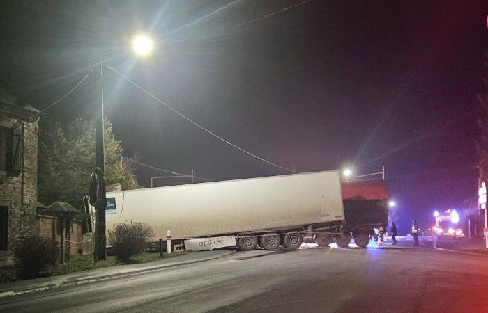 Violenta colisión entre dos vehículos pesados ​​en una carretera del norte