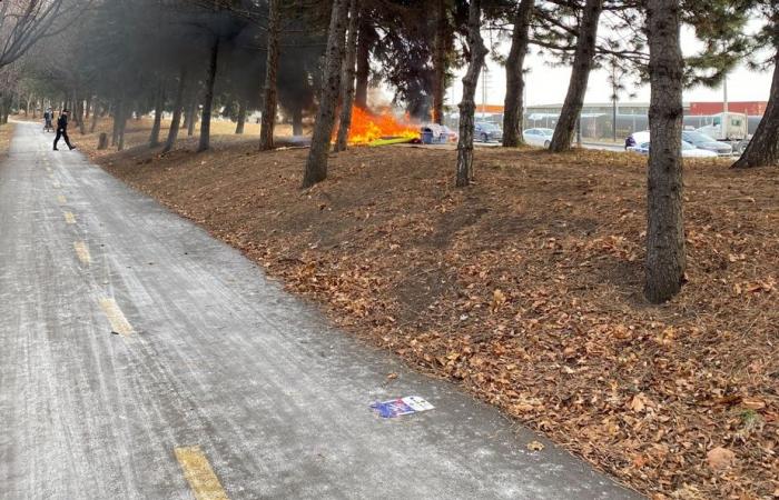 Campamento de Notre Dame | Dos incendios obligan a la intervención de los bomberos