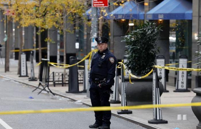 Video muestra a un hombre enmascarado apuntando con un arma al jefe de UnitedHealthcare, Brian Thompson, momentos antes del tiroteo fatal en la ciudad de Nueva York | Noticias de EE. UU.