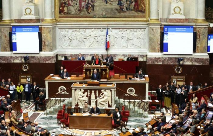 El Parlamento francés desconfía del Gobierno y la izquierda exige la dimisión de Macron noticias