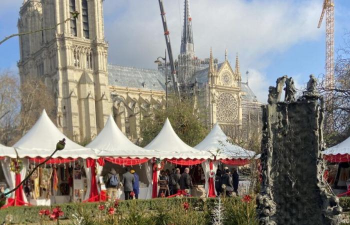 Una Vendômoise expone en la plaza frente a Notre-Dame