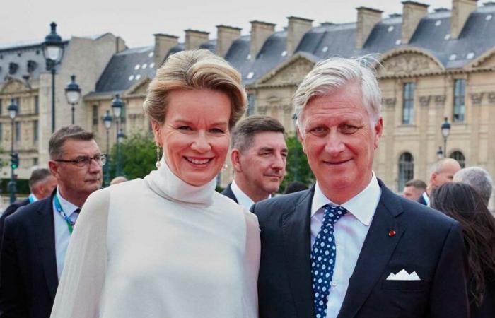 Las simbólicas fotos de la reina Matilde vestida de blanco por sus bodas de plata