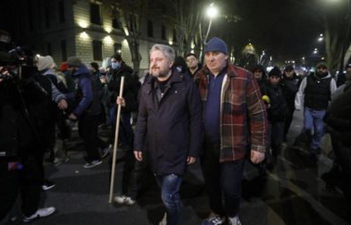 uno de los líderes de la oposición golpeado y arrestado por la policía