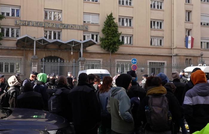 Incendio en una okupación en Caluire. Un centenar de personas sin hogar se manifestaron para exigir un realojo, tres personas fueron detenidas