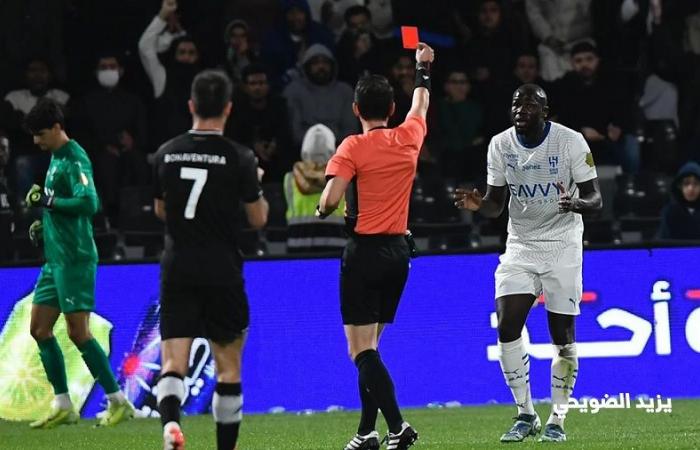 KALIDOU KOULIBALY EMPUJA HACIA LA SALIDA