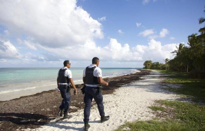 Se abre investigación tras el hallazgo del cadáver de una mujer cerca de una playa