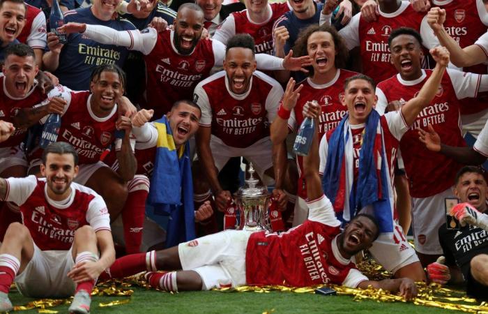 Mikel Arteta reacciona ante el empate del Arsenal con el Manchester United en la Copa FA