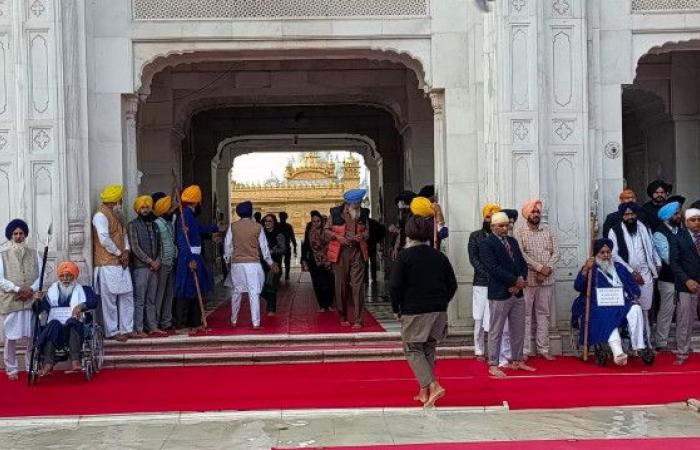 El líder sij Sukhbir Singh Badal escapa del intento de asesinato en el Templo Dorado