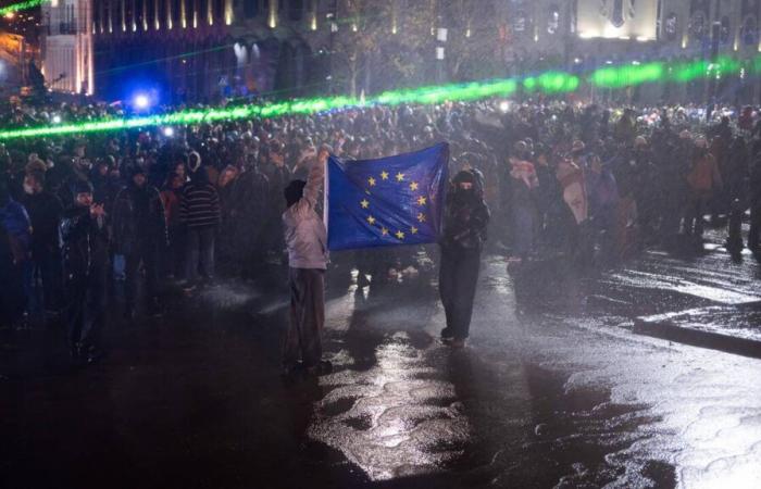 En la sexta noche de manifestaciones en Georgia, la policía enjuaga a miles de manifestantes