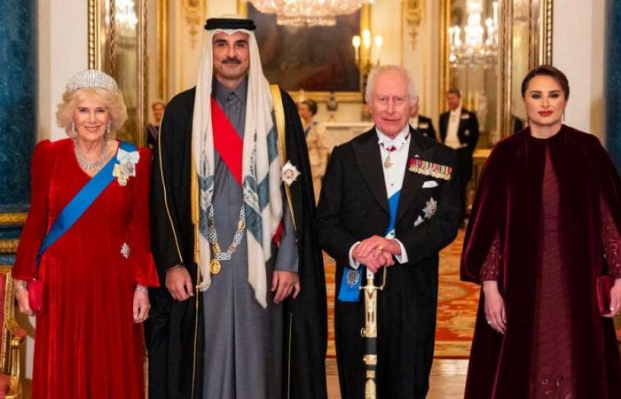 El rey Carlos III porta la Espada del Fundador de Qatar y el Emir Tamim porta la Orden del Baño en el Banquete Estatal en Buckingham