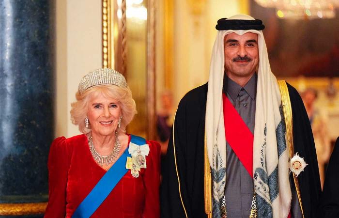 El rey Carlos III porta la Espada del Fundador de Qatar y el Emir Tamim porta la Orden del Baño en el Banquete Estatal en Buckingham